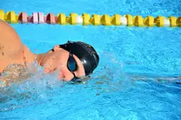 Nauka pływania od zera: Jak szybko opanować technikę i oddech?