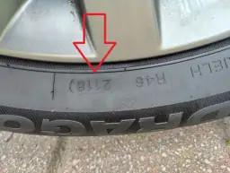 Kiedy wymienić opony? Sprawdź wiek i oznaki starzenia