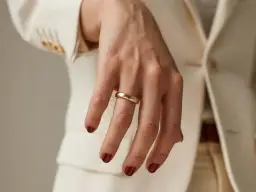 Obrączka ślubna w Polsce: Na której ręce? Historia i zasady