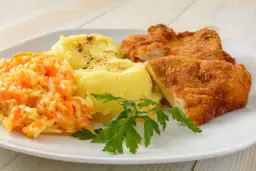 Jaką sałatkę do schabowego wybrać, aby zachwycić gości?