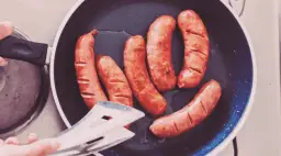 Jak prawidłowo usmażyć kiełbasę na patelni: Najlepsze triki kulinarne