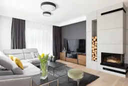 Co nad telewizorem w salonie? 10 pomysłów na stylową ścianę RTV