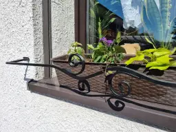 Jak zabezpieczyć doniczki na parapecie zewnętrznym przed uszkodzeniem