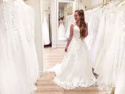 Czy za przymiarkę sukni ślubnej się płaci? Sprawdź, co musisz wiedzieć