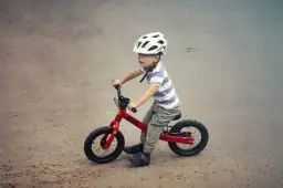Kiedy uczyć dziecko jazdy na rowerze, aby uniknąć frustracji i strachu