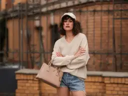 Czapka z daszkiem: jak nosić, by zawsze wyglądać modnie?