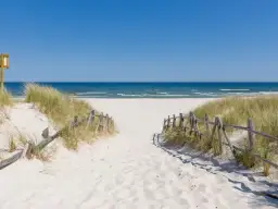 Jak znaleźć nocleg nad morzem - sprawdzone sposoby na oszczędności