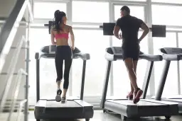 Bieganie na bieżni: Efekty, odchudzanie, stawy. Czy warto?