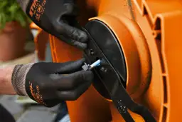 Ostrzenie noża kosiarki: Jak prawidłowo przeprowadzić ostrzenie?