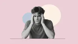 Mężczyzna z rękami na skroniach, z zamkniętymi oczami, na tle pastelowych kół.