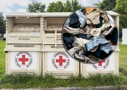 Kontenery Polskiego Czerwonego Krzyża z napisem "DZIĘKUJEMY!" i stos ubrań w okręgu.