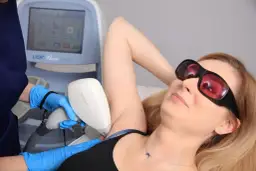 Depilacja laserowa: trwała redukcja czy mit? Poznaj fakty!