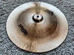 Paiste China 16" - ciche talerze perkusyjne, gotowe do tworzenia unikalnych brzmień na tle szarego dywanu.