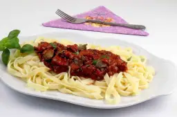 Serca drobiowe w sosie pomidorowym z grzybami podane na tagliatelle. Pyszny sposób, jak przygotować serca drobiowe.