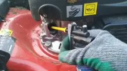 Jak zmienić olej w kosiarce - uniknij najczęstszych błędów i oszczędzaj