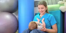 Kiedy z dzieckiem do fizjoterapeuty? Kluczowe objawy i wiek wizyty