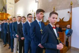 Elegancko ubrani chłopcy w garniturach, gotowi na bierzmowanie dziecka. Wskazówka, jak się ubrać na bierzmowanie dziecka.