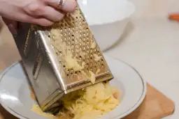 Najlepszy przepis na zapiekankę z surowych tartych ziemniaków, która zachwyci każdego