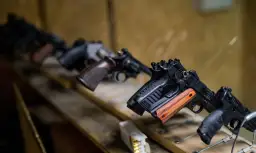 Ile kosztuje pozwolenie na broń do ochrony? Zaskakujące wydatki!