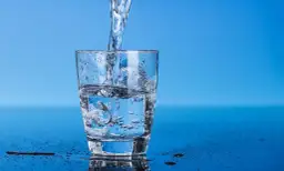 Ile kalorii ma szklanka wody? Zaskakujące fakty o nawodnieniu
