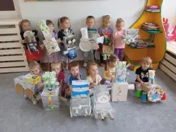 Dzieci prezentują swoje roboty z recyklingu, wspaniałe zabawy dla przedszkolaków.