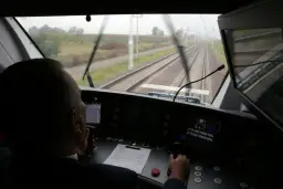 Maszynista prowadzi pociąg, a jego zarobki w Polsce zależą od doświadczenia i firmy.
