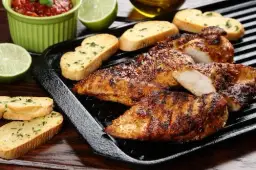 Aromatyczna pierś z grilla: proste przepisy, które zachwycą smakiem