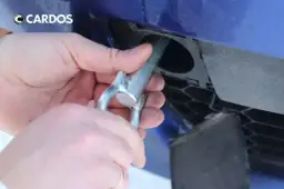 Ucho holownicze Toyota Avensis: Gdzie jest i jak je wkręcić?