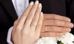 Jaką obrączkę wybrać? Materiały, rozmiar, trendy i personalizacja