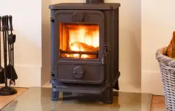 Co pod kominek wolnostojący? Zabezpieczenia chroniące podłogę i styl