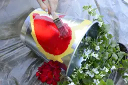 Wylewające się kwiaty z doniczki: Praktyczny przewodnik DIY