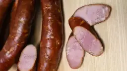 Ile przypraw na 10 kg kiełbasy? Odkryj idealne proporcje smaków