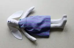 Uszyj sukienkę dla królika Tilda: poradnik DIY + darmowy wykrój!