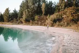 Lazurowe Jezioro: Zakaz kąpieli, ale czy warto jechać? Przewodnik