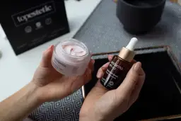 Czy na serum z retinolem nakładać krem? Odkryj, co musisz wiedzieć