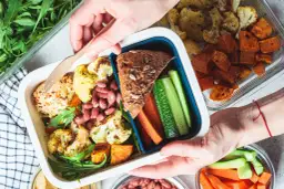 Zdrowa dieta pudełkowa dla dzieci: kolorowe warzywa, fasola, pieczone bataty i kalafior. Idealny lunchbox na wynos.