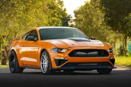 Pomarańczowy Mustang z USA, idealny do sprawdzenia na drodze.