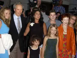 Clint Eastwood z rodziną, w tym jego dzieci, pozuje do zdjęć. Widać jego córkę Alison, syna Scotta i wnuczkę.