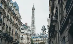 Paryż, miasto o bogatej historii i imponującej liczbie ludności, ukazuje swoją architekturę z Wieżą Eiffla w tle.