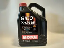 Czarna bańka oleju silnikowego Motul 8100 X-clean SAE 5W-40.