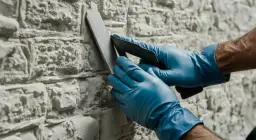 Jak usunąć klej z kamienia dekoracyjnego – skuteczne metody i porady