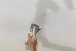 Jak skutecznie zakleić dziury w ścianie - najlepsze materiały i metody