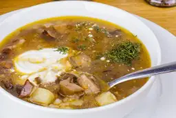 Jaka śmietana do zupy grzybowej – wybierz najlepszą opcję dla smaku