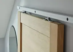 Jak naprawić drzwi z płyty - skuteczne sposoby na tanie naprawy