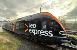Czarny pociąg Leo Express z pomarańczowymi akcentami, gotowy do podróży z Warszawy do Gdańska.