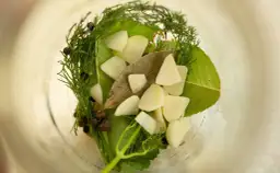 Sekretne przyprawy do ogórków małosolnych: smak i chrupkość