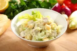 Jak zrobić sałatkę z kurczakiem - prosty przepis na pyszne danie