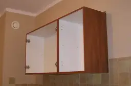 Jak prawidłowo dobrać kołki do wieszania szafek kuchennych: poradnik eksperta