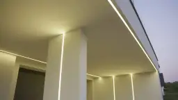 Nowoczesny profil led do elewacji podkreśla architekturę domu, tworząc subtelne linie światła.