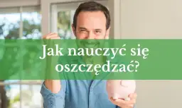 Uśmiechnięty mężczyzna trzyma skarbonkę, a na zielonym tle napis: "Jak nauczyć się oszczędzać?". To inspiracja do bloga o finansach.